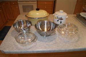 lot 65 image: Lot of Bowls