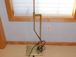 lot 23 image: Tall Floor Lamp