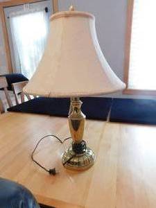 lot 22 image: Lamp