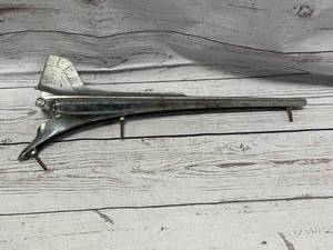 lot 22 image: Pontiac Chieftain Hood Ornament Emblem