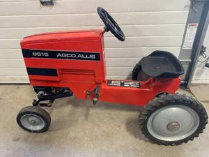 lot 42 image: Antique Agco Allis 9815 Pedal Tractor
