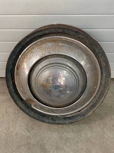 lot 59 image: Vintage Chevy Rim & Hubcap