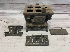 lot 62 image: Antique Crescent Cast Iron Stove