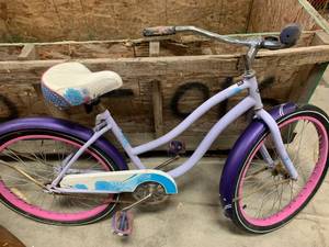 lot 66 image: Girls Huffy Bike