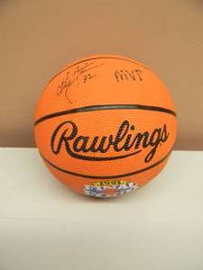 lot 16 image: CHRISTIAN LAETTNER SIGNED 1991 FINAL FOUR MINI BASKETBALL - SIGNED CHRISTIAN LAETTNER #32 MVP - SEE PICTURES