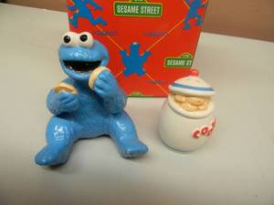 lot 21 image: SESAME STREET SALT & PEPPER SHAKERS COOKIE MONSTER - NEW IN BOX - SEE PICTURES
