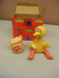 lot 22 image: SESAME STREET SALT & PEPPER SHAKERS BIG BIRD - NEW IN BOX - SEE PICTURES