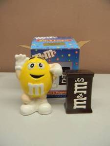 lot 40 image: Original M&Ms Salt and Pepper Shaker Set (YellowChocolate) - NEW IN BOX - SEE PICTURES