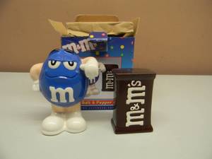lot 42 image: Original M&Ms Salt and Pepper Shaker Set (BlueChocolate) - NEW IN BOX - SEE PICTURES