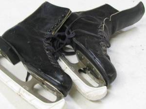 lot 52 image: Vintage Mens Skates