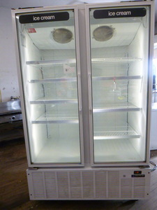 lot 1 image: Master-Bilt Double Door Freezer