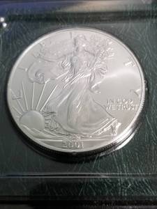 lot 17 image: 2001 AMERICAN SILVER EAGLE 1 TROY OZ. .999 FINE SILVER DOLLAR