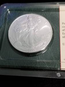 lot 41 image: 2002 AMERICAN SILVER EAGLE 1 TROY OZ. .999 FINE SILVER DOLLAR