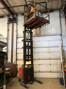 Raymond Electric Reach-Truck  Stock-Picker