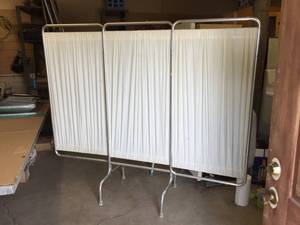 lot 6 image: Winco folding privacy screen