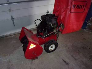 lot 4 image: Toro Snow Blower 824