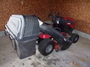 lot 5 image: Craftsmen Lawn Tractor