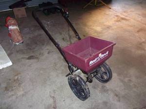 lot 18 image: Red Devil Fertilizer Spreader