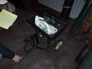 lot 19 image: Lawn Crafter  Fertilizer Spreader