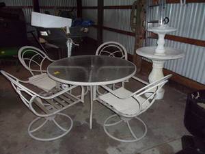 lot 25 image: Patio Table Set