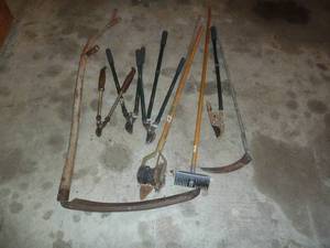 lot 34 image: Antique Grain Scythe & Prunners