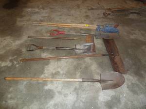 lot 35 image: Post Hole Digger & Shovels