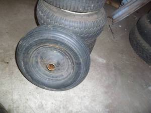 lot 49 image: Assorted Turf Tires & Rims