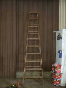 lot 69 image: Wood Step Ladder 10