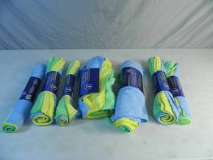 lot 159 image: 33 New Microfiber MultiPurpose Cleaning Cloths