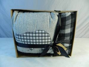 lot 122 image: New Decorative Pillow and Throw Set