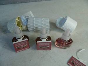 lot 125 image: 2 New Yankee Candle Scent Plugs and Refills