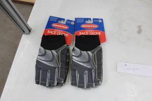 lot 318 image: Lot of (2) Ronstan Sticky Race Glove M