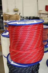 lot 62 image: FSE Robline 12in. DyneemaPolyester Globe 5000 mk3 RedSilver Rope 492 Foot Reel