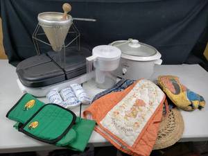 Crockpot, Oven Mits, Vegetable Server