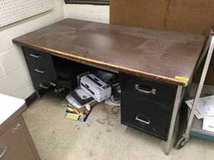 lot 476 image: Desk