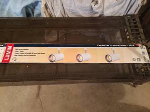 lot 19 image: New Lumin 3 Light Track Light Kit