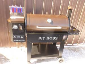 Pit Boss pellet grill. Looks new. Igniter works randomly. Auger works. Can start manually. As shown