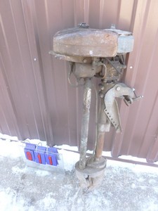 Muncie gear 1945-6 2 hp motor. Ready to be restored. Is missing pipe handle. Turns over. As shown.