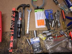lot 4 image: Rubbermaid tool box with contents