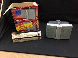 lot 43 image: Holmes electric space heater and Black and Decker electric carving knife