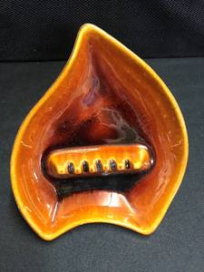lot 33 image: Brown woodgrain California USA #7002, MCM mid-century modern, vintage 1960s ashtray