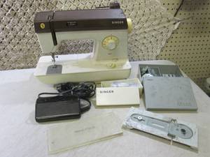 Vintage Singer Sewing Machine with ...
