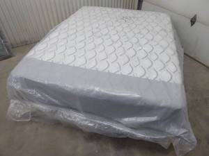 lot 4 image: Brand New Sealy Response Performance Plush Pillow Top Queen Mattress