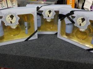 lot 28 image: 3 Ariana Grande Fragrance Gift Sets...