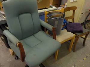 lot 148 image: Office Chairs, 2 Chairs, 2 Metal Wa...