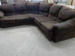 lot 257 image: Brown 3 piece Sectional...