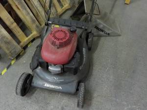 lot 258 image: Honda Quadra Cut System Mower with ...