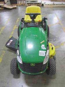 lot 6 image: John Deere E100 42 in. 17.5 HP Gas Automatic Lawn Tractor BG21068