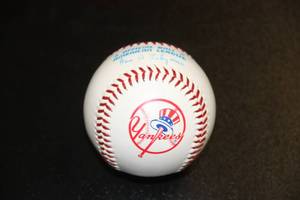Ron Davis New York Yankees Logo Ball Baseball Auto