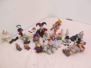 lot 121 image: clown figures